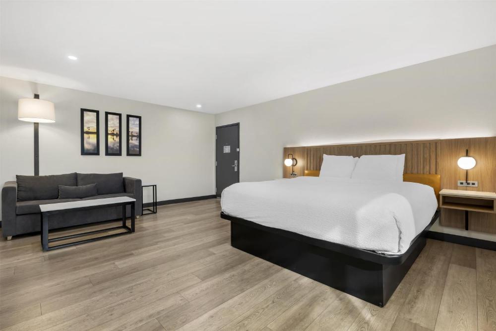 Large Corner King Room with Sofa Bed - Non-Smoking interior